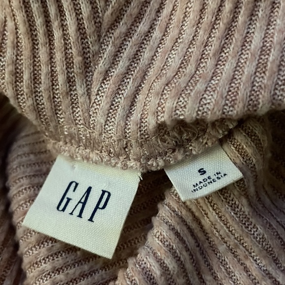 NWOT GAP soft spun cowl neck pullover sweater with rib knit details! Size Small - Picture 4 of 16